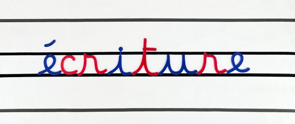 L'utilisation de l'alphabet mobile cursif + conseils & prérequis. Écriture et encodage avec notre alphabet mobile Montessori lettres cursives ! Facilite l'apprentissage de la lecture et de l'écriture à partir de 3 ans. Dans cet article, nous vous présentons plus en détail notre alphabet mobile Montessori mais nous vous dévoilons également les conseils, et prérequis de notre éducatrice Montessori pour des apprentissages de la lecture et de l'écriture dans la joie !