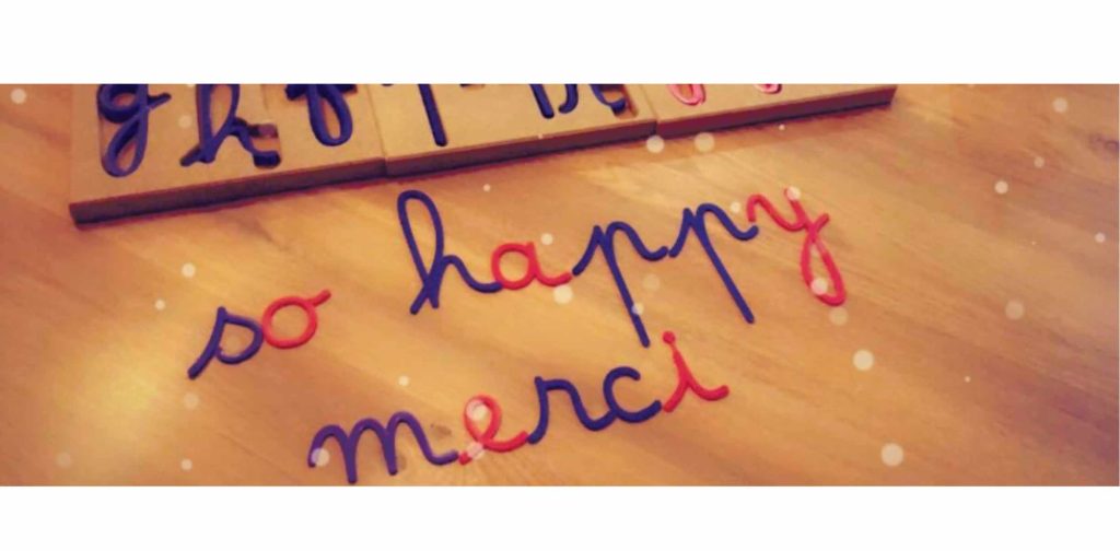 Retour en image d'une de nos cliente à propos de notre ensemble alphabet mobile et plateaux de rangement "Montessori Tidy"