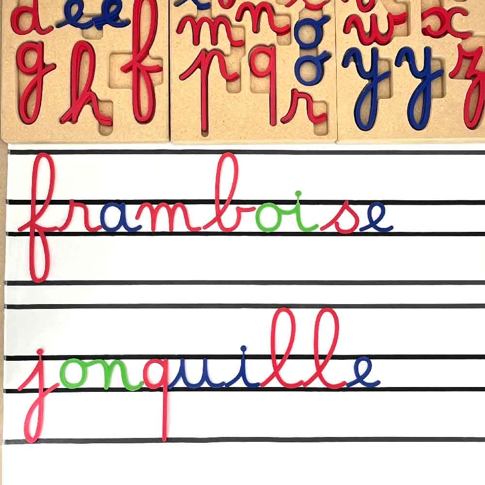 Nouveau chez Matériel Montessori Pour Tous : tapis d'écriture plus grand, ce qui le rend parfaitement adapté à la taille de nos trois plateaux de rangement "Montessoir Tidy" de l'alphabet mobile lettres cursives.