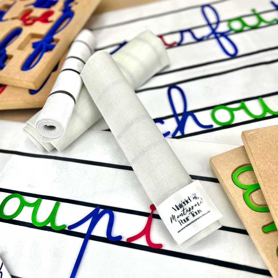Tapis d'écriture pour lettres mobiles cursives Montessori très utile pour l'utilisation de l'alphabet mobile et des phonèmes complexes mobiles Montessori. Cela aide l'enfant à comprendre le positionnement des lettres les unes par rapport aux autres.