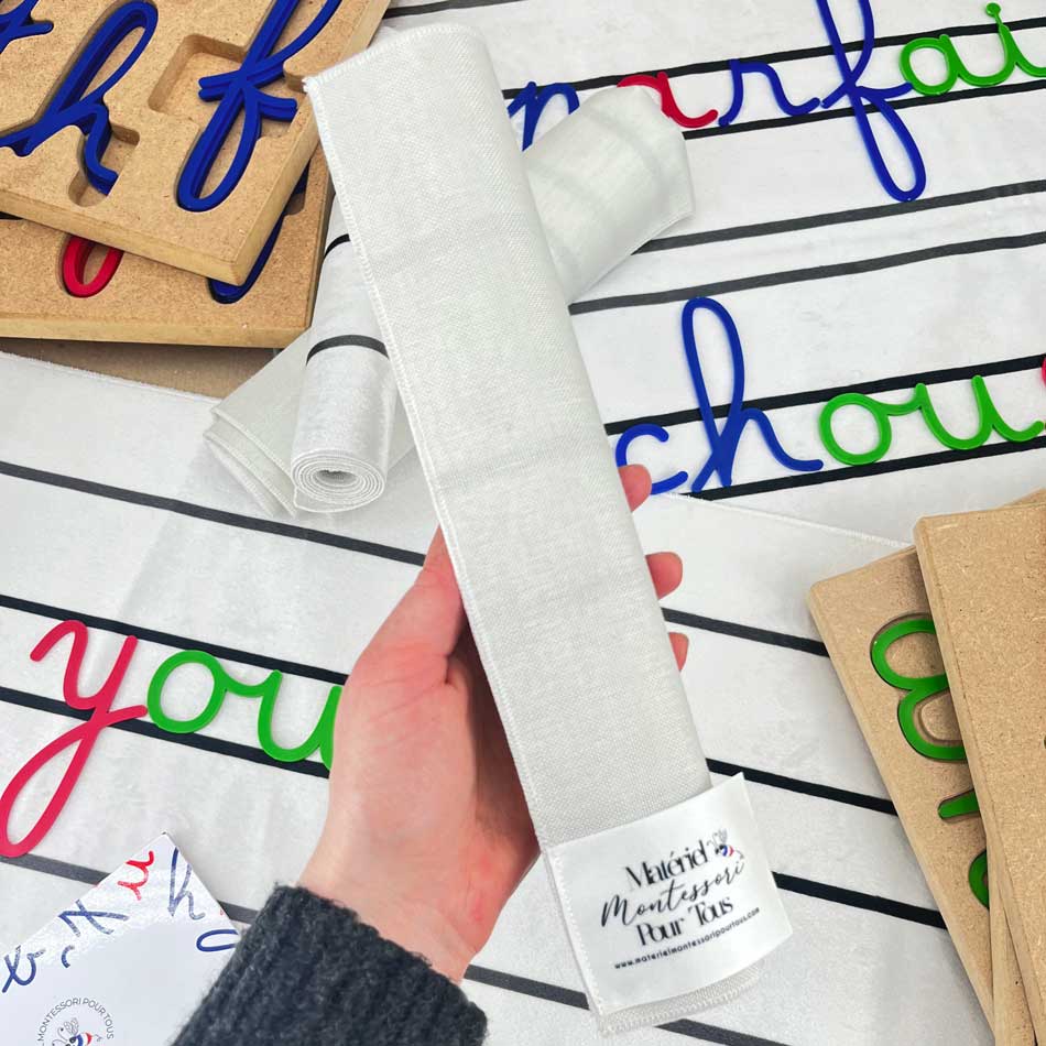 Le tapis d'écriture pour lettre mobiles montessori sera le parfait allier afin de développer l'autonomie de vos enfants grâce aux lignes imprimées qui permettent aux enfants de comprendre le positionnement des lettres les unes par rapport aux autres.