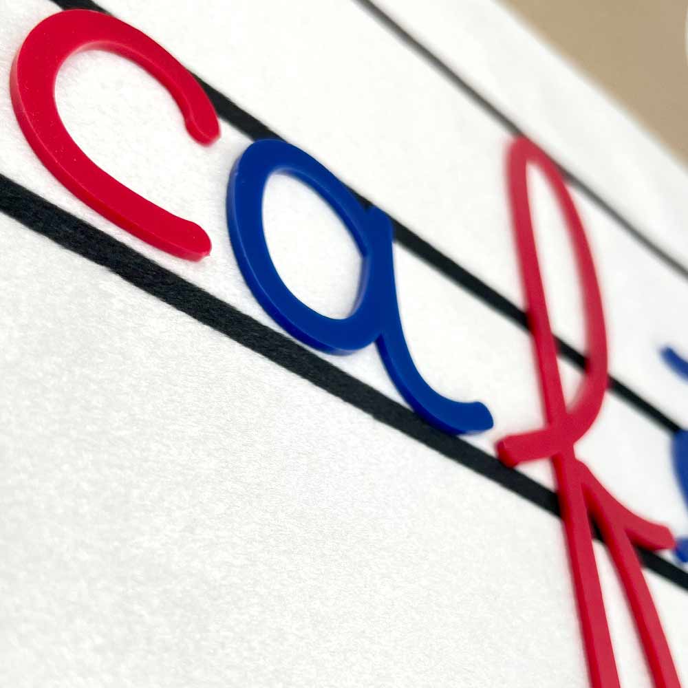 Notre nouveau tapis d'écriture, plus grand pour plus de lettres mobiles Montessori!