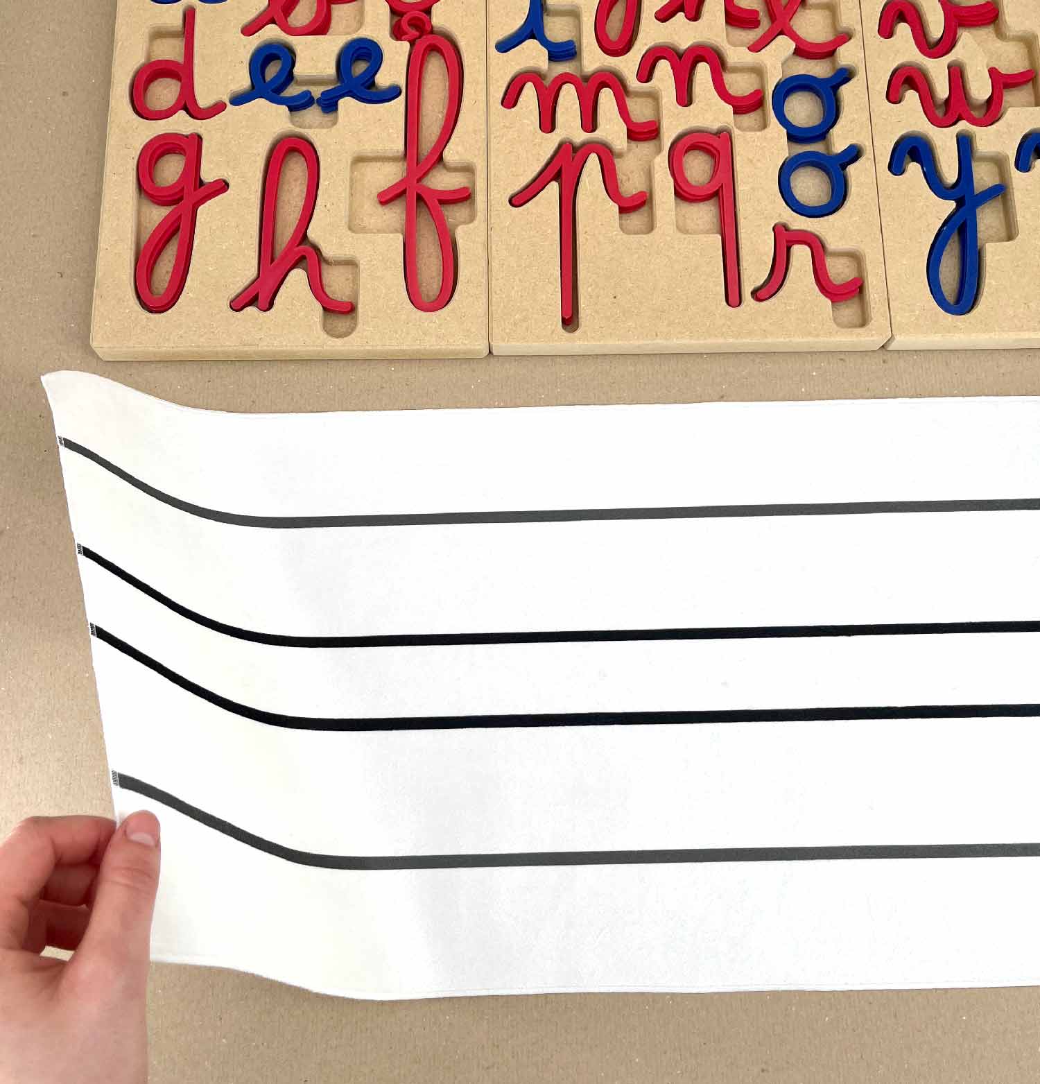 L'allier de nos lettres mobiles cursives (sons complexes mobiles aussi appelés phonèmes complexes ou encore digrammes trigrammes mobiles verts mais aussi pour notre alphabet mobile latin) : le tapis d'écriture Montessori haut de gamme en velours épais et extra doux. Fabriqué en Angleterre.