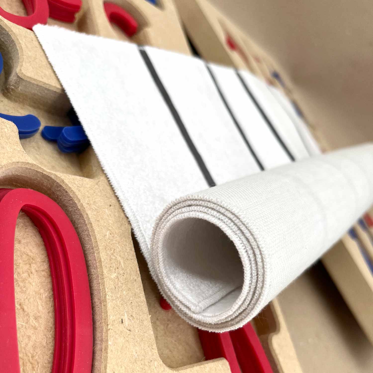 Voici comment ranger votre tapis d'écriture pour lettres mobiles cursives Montessori : roulez-le et hop à glisser dans le plus petit des espaces. Facile, rapide et pratique.