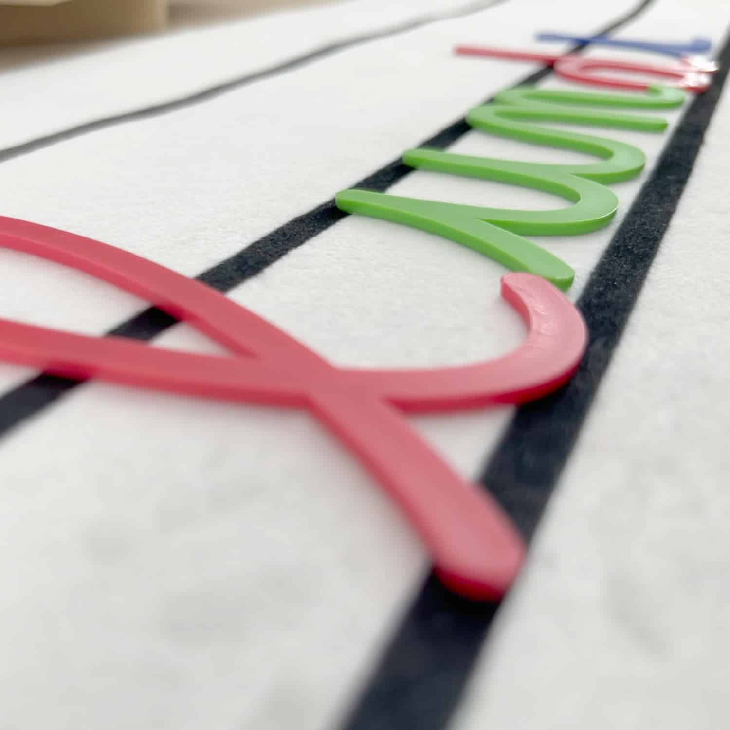 Zoom sur notre tapis d'écriture Montessori ultra doux, pratique et super pratique à ranger.