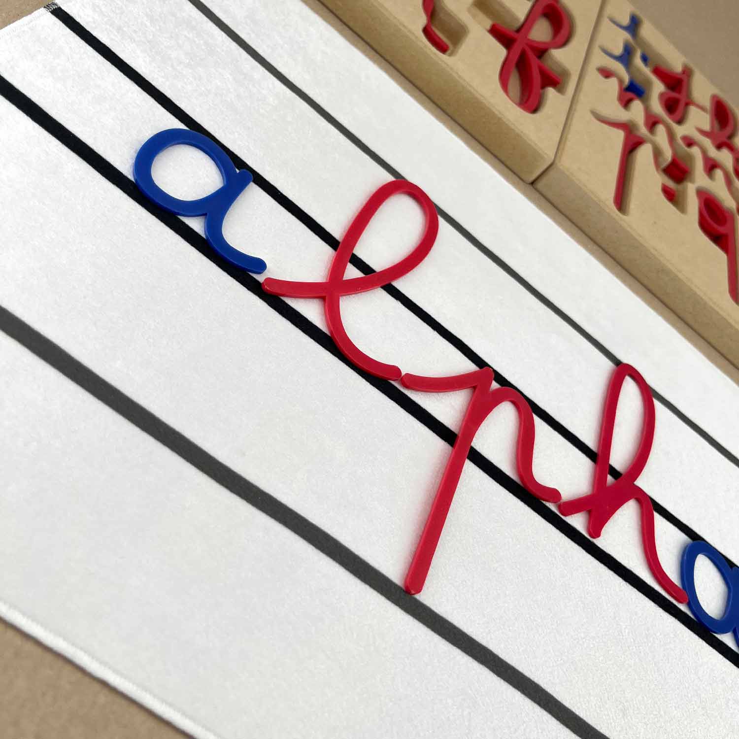 Développer l'autonomie de vos enfants avec notre tapis d'écriture en velours frappé épais et robuste et nos lettres mobiles cursives Montessori.
