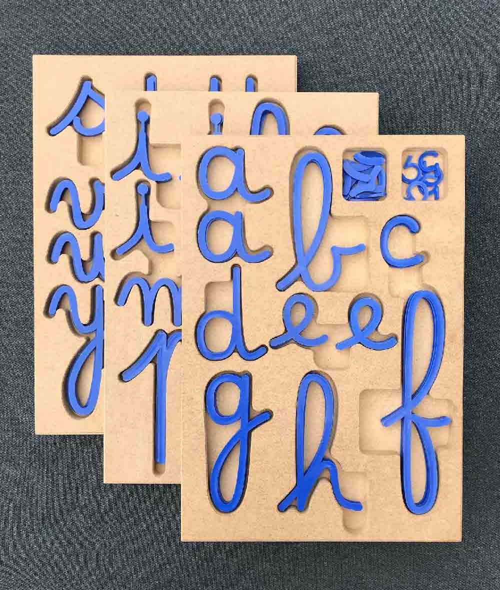 Ensemble alphabet mobile Montessori, lettres cursives et plateaux de rangements "Montessori Tidy", fabrication Française avec amour.