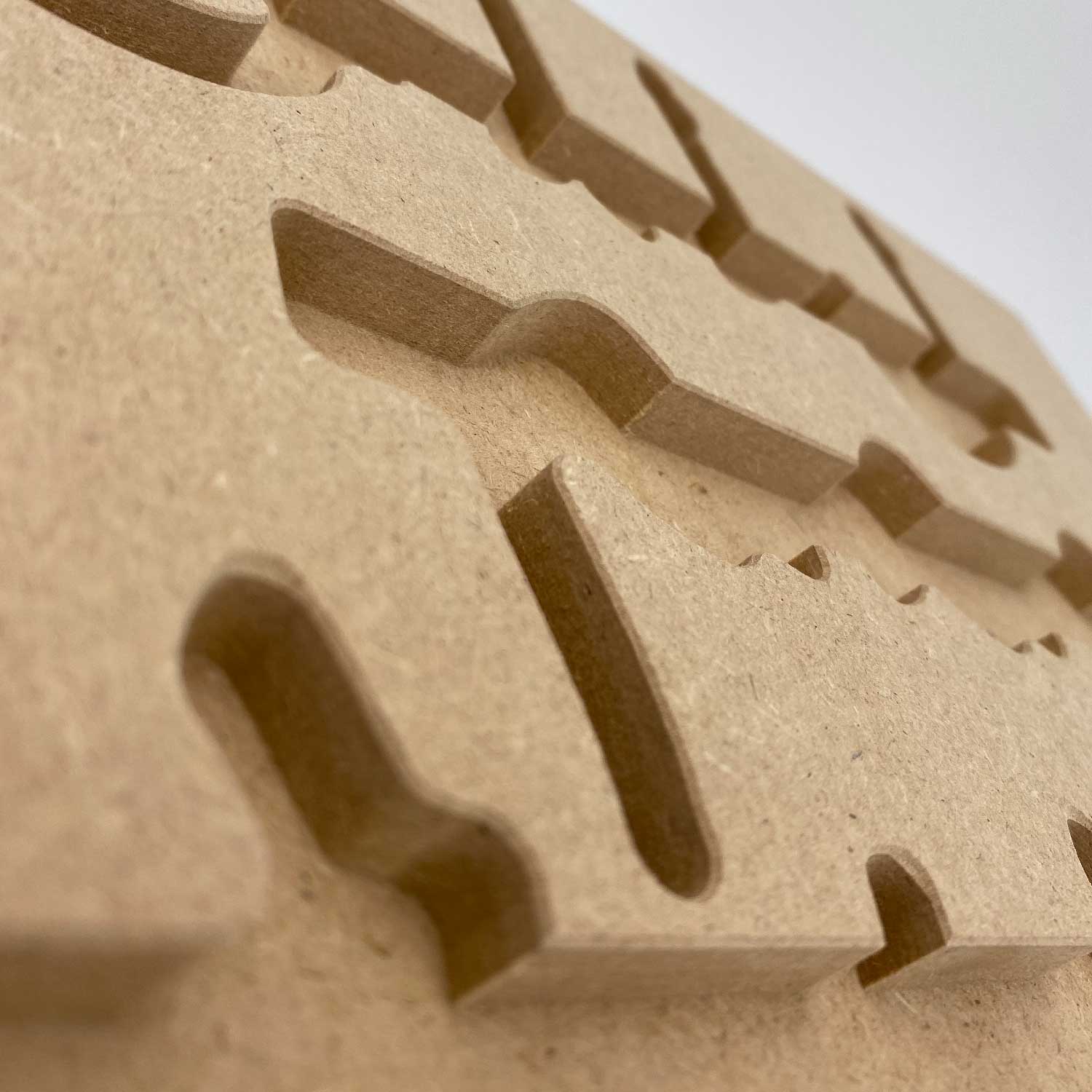 Gros plan sur nos plateaux de rangement "Montessori Tidy" pour lettres mobiles Arabe début milieu fin. Une solution compacte, harmonieuse et innovante pour le rangement de l'alphabet mobile Arabe mobile Montessori.