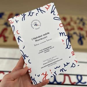 Le livret pédagogique comprenant les conseils, prérequis, jeux & activité proposés par notre éducatrice Montessori agrée. Un best have.