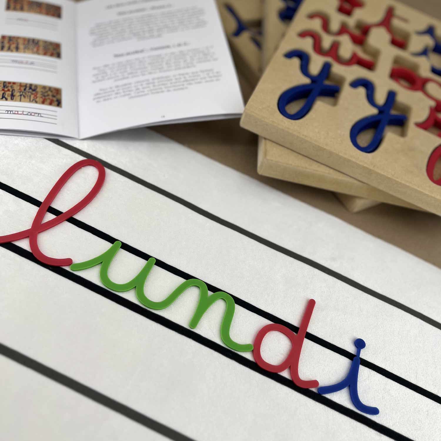 Notre matériel pédagogique Montessori pour apprendre à écrire et à lire facilement et aider les enfants.