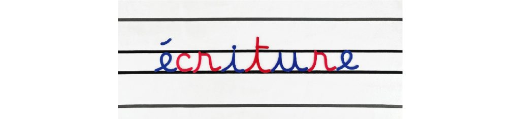 Écriture avec nos lettres mobiles cursives de l'alphabet mobile Montesori !