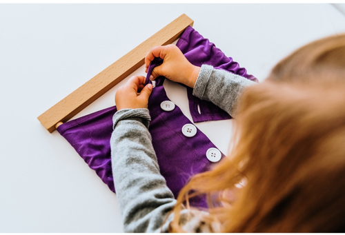 Montessori à la maison : activités simples pour travailler les gestes fins