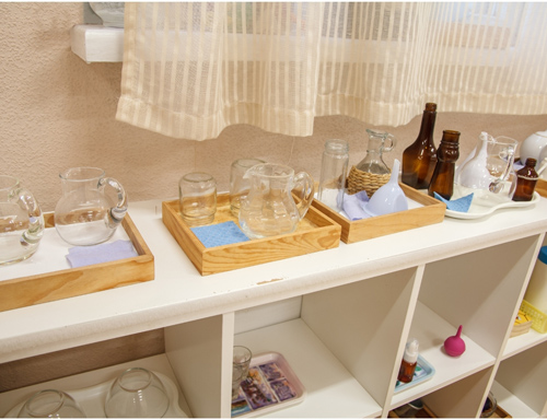 Enfant engagé dans une activité Montessori – travail de précision et motricité fine