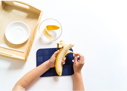 Enfant concentré sur une activité Montessori – affinement de la motricité fine