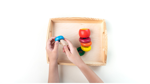 Jeu Montessori favorisant la motricité fine – concentration et coordination main-œil