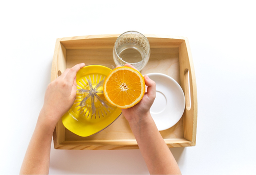 Matériel Montessori pour développer la motricité fine dès la petite enfance