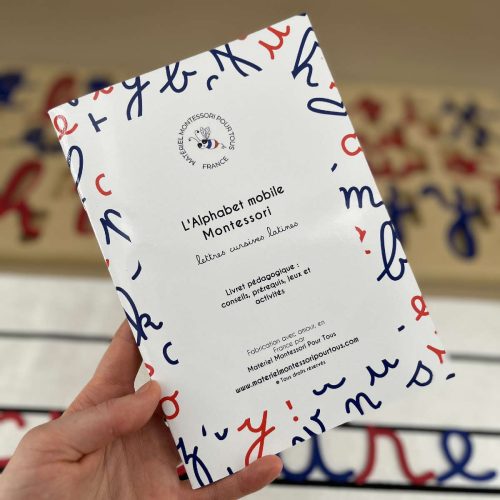 Le livret pédagogique comprenant les conseils, prérequis, jeux & activité proposés par notre éducatrice Montessori agrée. Un best have.
