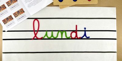 Comment apprendre les phonèmes complexes ? (Digrammes Montessori ou sons complexes verts) ! Dans cet article, retrouvez le matériel adapté a ces apprentissages spécifiques.